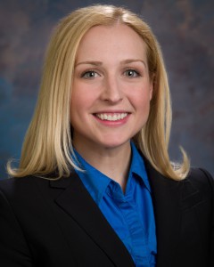 Photograph of Dr. Laura Snyder, MD, a Phoenix-based neurosurgeon spcializing in complex and minimally invasive spine surgery.